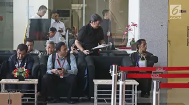 Mantan Vice President Management PT Garuda Indonesia, Albert Burhan menunggu di ruang lobby gedung KPK, Jakarta, Kamis (15/3). Albert Burhan diperiksan sebagai saksi untuk tersangka Emirsyah Satar. (Liputan6.com/Herman Zakharia)