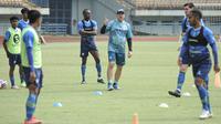 Pelatih Persib Bandung Robert Rene Alberts memimpin sesi latihan timnya di Stadion Gelora Bandung Lautan Api (GBLA), Selasa (25/5/2021). (Foto: MO Persib)