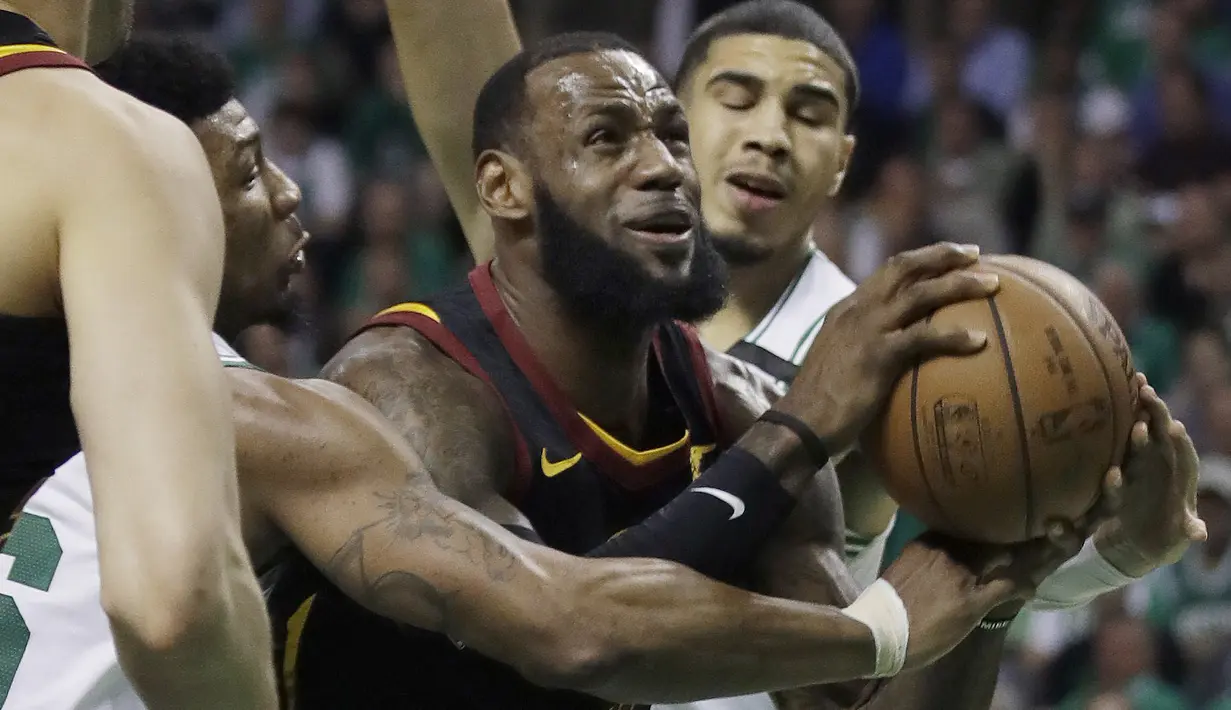 Pemain Cleveland, LeBron James berusaha melewati adangan para pemain Boston Celtics pada gim kelima final NBA Wilayah Timur di TD Garden, Boston, (23/5/2018). Boston Celtics menang 96-83. (AP/Charles Krupa)