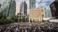 Ribuan orang berkumpul untuk demonstrasi damai dalam mendukung George Floyd dan Regis Korchinski-Paquet dan protes terhadap rasisme, ketidakadilan dan kebrutalan polisi, di Vancouver (31/5/2020). (Darryl Dyck / The Canadian Press via AP)
