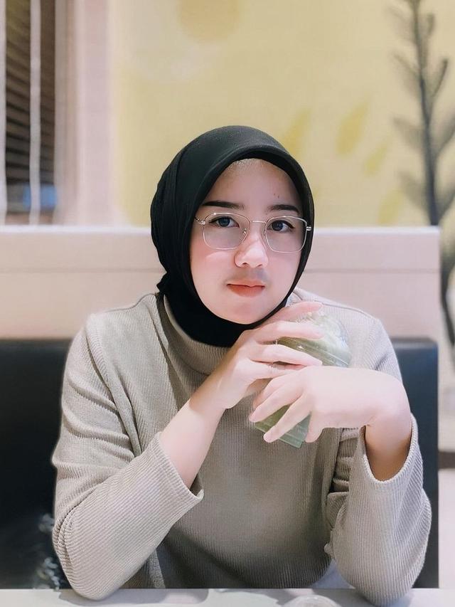 Potret Salmania yang diisukan dekat dengan Teuku Ryan (Sumber: Instagram/@salmaniia.f)