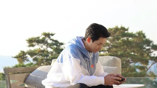 Segera Jadi Ayah, Ini Gaya Penampilan Song Joong Ki Bak Anak Kuliahan