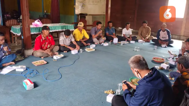 Pertemuan ketua kelompok tani se Desa Plosorejo, Kecamatan Randublatung, Kabupaten Blora dengan sejumlah pihak yang terdiri dari pengecer pupuk, penyuluh pertanian, dan Serikat Perjuangan Petani Blora. (Liputan6.com/Ahmad Adirin)