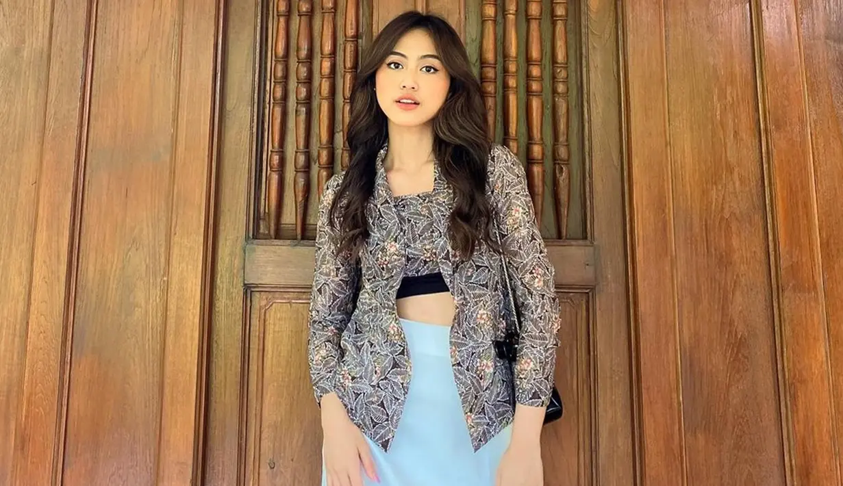 Dalam beberapa kesempatan Sisca pun tampak mengunggah foto saat memakai kebaya. Gadis 23 tahun ini tampil begitu menawan dalam kebaya model kutubaru. (Liputan6.com/IG/@jkt48sisca)