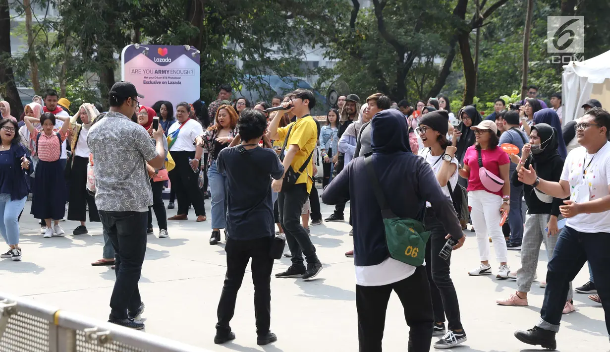 Pengunjung bernyanyi bersama di salah satu panggung digelaran ON/OFF Festival di Istora Gelora Bung Karno, Jakarta, Sabtu (7/9/2019). Gelaran ON/OFF Festival akan berlangsung hingga Minggu (8/9). (Liputan6.com/Helmi Fithriansyah)