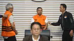 Gubernur Riau Abdul Wahid (tengah belakang) menggunakan rompi tahanan saat dihadirkan pada rilis penetapan sekaligus penahanan usai menjalani pemeriksaan di Gedung Merah Putih Komisi Pemberantasan Korupsi (KPK), Jakarta, Rabu (5/11/2025). Komisi Pemberantasan Korupsi (KPK) menahan Gubernur Riau, Abdul Wahid, terkait kasus dugaan pemerasan anggaran proyek Dinas Pekerjaan Umum, Penataan Ruang, Perumahan, dan Kawasan Permukiman (PUPR-PKPP) Provinsi Riau Tahun Anggaran 2025. (merdeka.com/Arie Basuki)