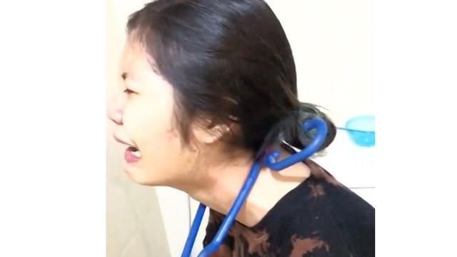 Hanger Tersangkut di Leher, YouTuber Ini Menangis Bingung Hingga Viral