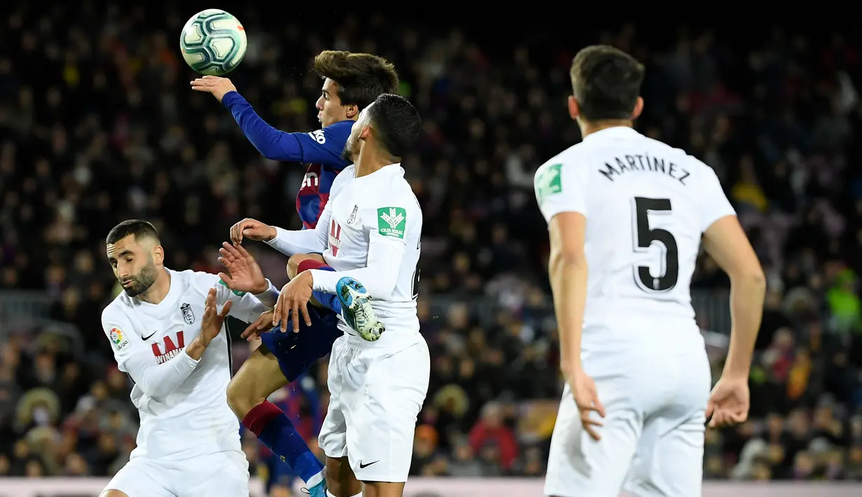 Gelandang Barcelona, Riqui Puig (kedua kiri) berebut bola dengan gelandang Granada, Maxime Gonalons pada lanjutan pertandingan La Liga Spanyol di Camp Nou, Minggu (19/1/2020). Lionel Messi berhasil jadi penentu kemenangan 1-0 Barcelona atas tamunya Granada. (LLUIS GENE / AFP)