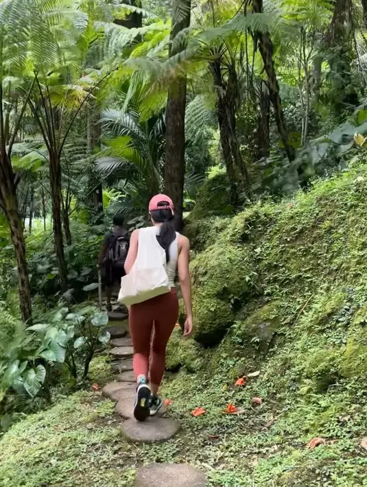 Pasangan yang bertemu saat menempuh pendidikan pascasarjana di Stanford University ini terlihat asyik menikmati pemandangan indah dari pohon-pohon rindang di sekeliling mereka. Udara segar dan sejuk pastinya bisa membuat pikiran mereka lebih fresh. (Instagram/maudyayunda)
