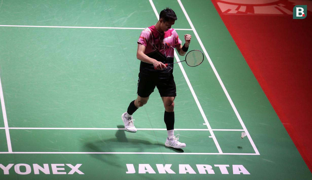 Pebulutangkis tunggal putra Indonesia, Jonatan Christie melakukan selebrasi setelah mencetak poin saat melawan pebulutangkis tunggal putra India, Lakshya Sen pada laga perempat final Indonesia Masters 2023 di Istora Senayan, Jakarta, Jumat (27/01/2023). Jojo menang dengan skor 15-21, 21-10, 21-13. (Bola.com/Bagaskara Lazuardi)