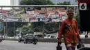 Berbagai alat peraga kampanye terpasang pada JPO. (Liputan6.com/Angga Yuniar)