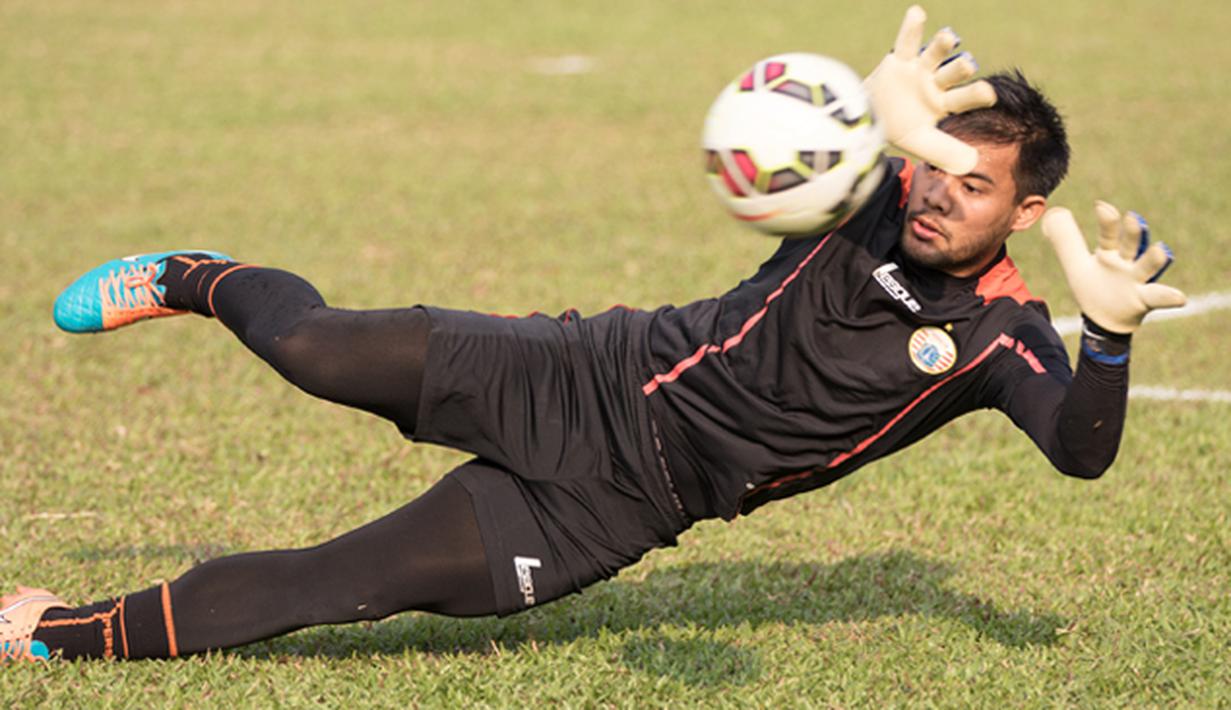 Kiper Persija, Andritany Ardhiyasa menahan bola saat berlatih jelang Piala Presiden 2015 di Lapangan Yon Zikon 14, Jakarta, Jumat (21/8/2015). Andritany siap tampil membela Persija di Piala Presiden 2015.(Bola.com/Vitalis Yogi Trisna)