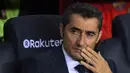 Pelatih Barcelona, Ernesto Valverde, mengamati anak asuhnya saat melawan Malaga pada laga La Liga di Stadion Camp Nou, Barcelona, Sabtu (21/10/2017). Barcelona menang 2-0 atas Malaga. (AFP/Josep Lago)