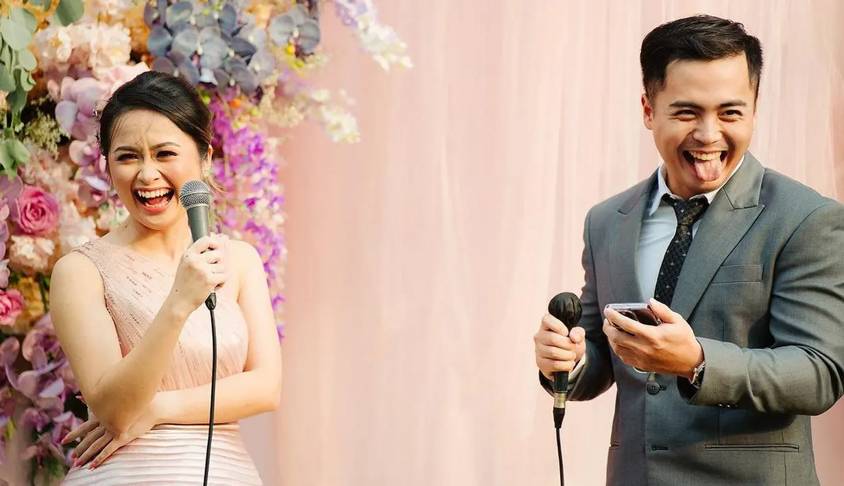 “Puji Tuhan 11 tahun jagain jodoh sendiri 🙏🏼The engagement of Arif Hidayat dan Gritte Agatha,” tulis Gritte di kolom caption Instagram. [Instagram/gritteagathaa]