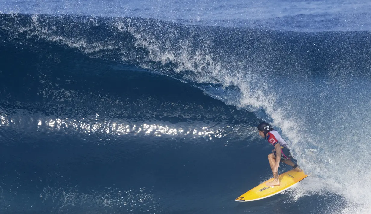 Peselancar Australia Liam O'Brien mengendarai ombak pada hari pertama Billabong Pipeline Pro di Banzai Pipeline di pantai utara Oahu, Hawaii, pada 1 Februari 2023. Kejuaraan ini berlangsung dari 29 Januari hingga 10 Februari 2023. (AFP/Brian Bielmann)