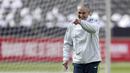 Pelatih Brasil, Tite, memimpin sesi latihan jelang laga persahabatan di Berlin, Jerman, Selasa, (27/3/2018). Brasil akan berhadapan dengan Jerman. (AP/Michael Sohn)