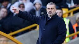 Pelatih Tottenham Hotspur, Ange Postecoglou, memberikan arahan kepada anak asuhnya saat melawan Wolverhampton Wanderers pada matchday ke-12 Liga Inggris 2023-2024 di Stadion Molineux, Sabtu (11/11/2023). Kekalahan ini membuat Spurs berada di posisi tiga klasemen dengan 26 poin. (AFP/Darren Staples)
