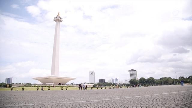 Gubernur dan Wakil Gubernur DKI Jakarta, Anies Baswedan-Sandiaga Uno, kembali membuka Monas untuk rekreasi warga. Mereka ingin nantinya tempat bersejarah ini bisa disejajarkan dengan taman-taman lain di luar negeri.