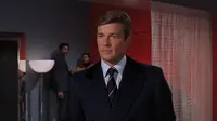 Belakangan ini, bintang James Bond lawas Roger Moore mengunjungi lokasi Star Wars Episode VII yang disutradarai J.J. Abrams.