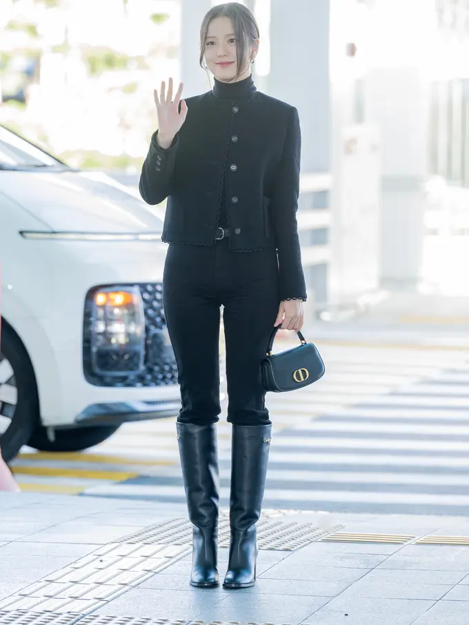 Gaya Airport Style Jisoo Blackpink untuk hadir di Dior Paris Fashion week