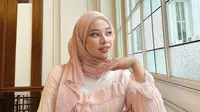 Content creator kondang Ananza Prili mengajak remaja putri di Indonesia memaksimalkan potensi diri agar lebih bersinar di era yang makin penuh tantangan. (Foto: Dok. Instagram @ananzaprili)