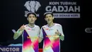 Pebulu tangkis ganda putra Indonesia, Raymond Indra (kiri) dan Nikolaus Joaquin berfoto bersama setelah menang atas pasangan Prancis, Eloi Adam/Leo Rossi dalam laga babak 32 besar Indonesia Masters 2026 di Istora, Senayan, Jakarta, Selasa (20/01/2026). (Bola.com/Bagaskara Lazuardi)