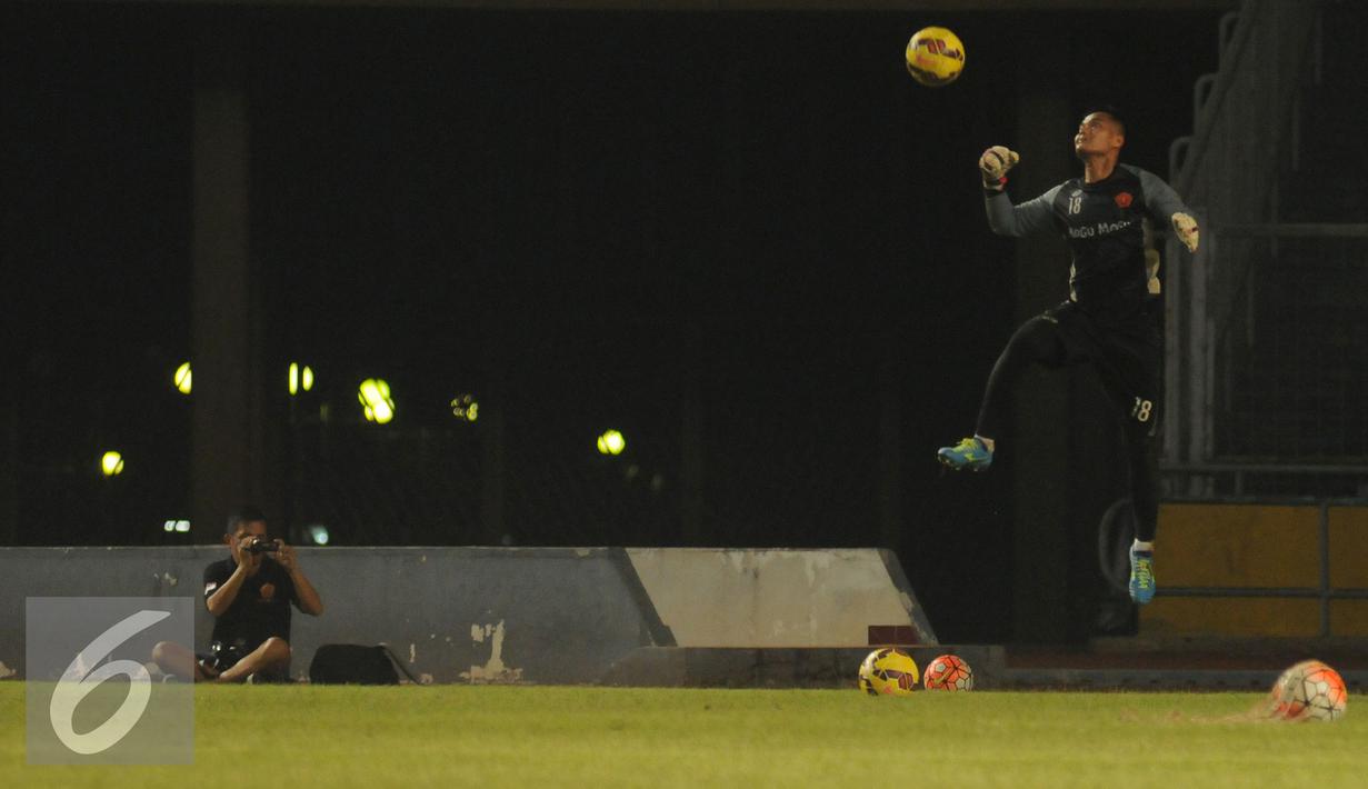 Penjaga gawang PS TNI melompat saat berlatih di Stadion GBK Jakarta, Kamis (9/6). PS TNI akan melakoni laga melawan Persija dalam lanjutan Torabika Soccer Championship presented by IM3 Ooredoo, Jumat (10/6). (Liputan6.com/Helmi Fithriansyah)