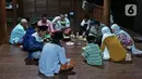 Sejumlah warga Baduy muslim makan bersama di Kampung Landeuh, Lebak, Banten, Selasa (27/4/2021). Selama Ramadhan, warga Baduy muslim beraktivitas mulai pagi hari dengan pengajian ibu-ibu sedangkan bapak-bapaknya bekerja sebagai kuli pada umumnya. (Liputan6.com/Herman Zakharia)