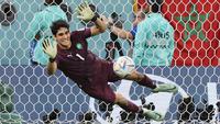 Kiper Maroko, Yassine Bounou berhasil menghalau tendangan penalti pemain Spanyol saat babak 16 besar Piala Dunia 2022 yang berlangsung di Education City Stadium, Selasa (06/12/2022). (AFP/Jack Guez)