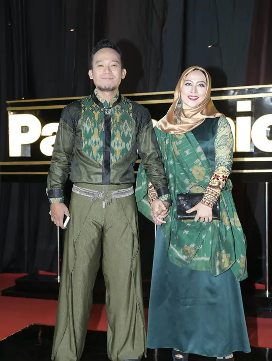 Lantas komentar Denny melihat penampilan baru istrinya. Sebagai seorang suami, ia merasa senang. Selama ini, Denny tidak pernah mewajibkan sang istri untuk mengenakan hijab. Ia hanya berusaha mengingatkan. (Galih W. Satria/Bintang.com)