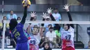 Pemain Jakarta Livin Mandiri mencoba menghentikan bola saat menghadapi Jakarta Electric PLN pada laga Pekan 5 Putaran II PLN Mobile Proliga 2025 di GOR Jalak Harupat, Bandung, Jawa Barat, Jumat (7/2/2025). (Dok. PBVSI)
