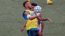 Bintang sepak bola Brasil, Neymar mengontrol bola dengan dadanya saat turnamen untuk badan amal Neymar Junior Project Institute di Praia Grande, Sao Paulo, Brasil, Sabtu (21/7). (Miguel SCHINCARIOL/AFP)