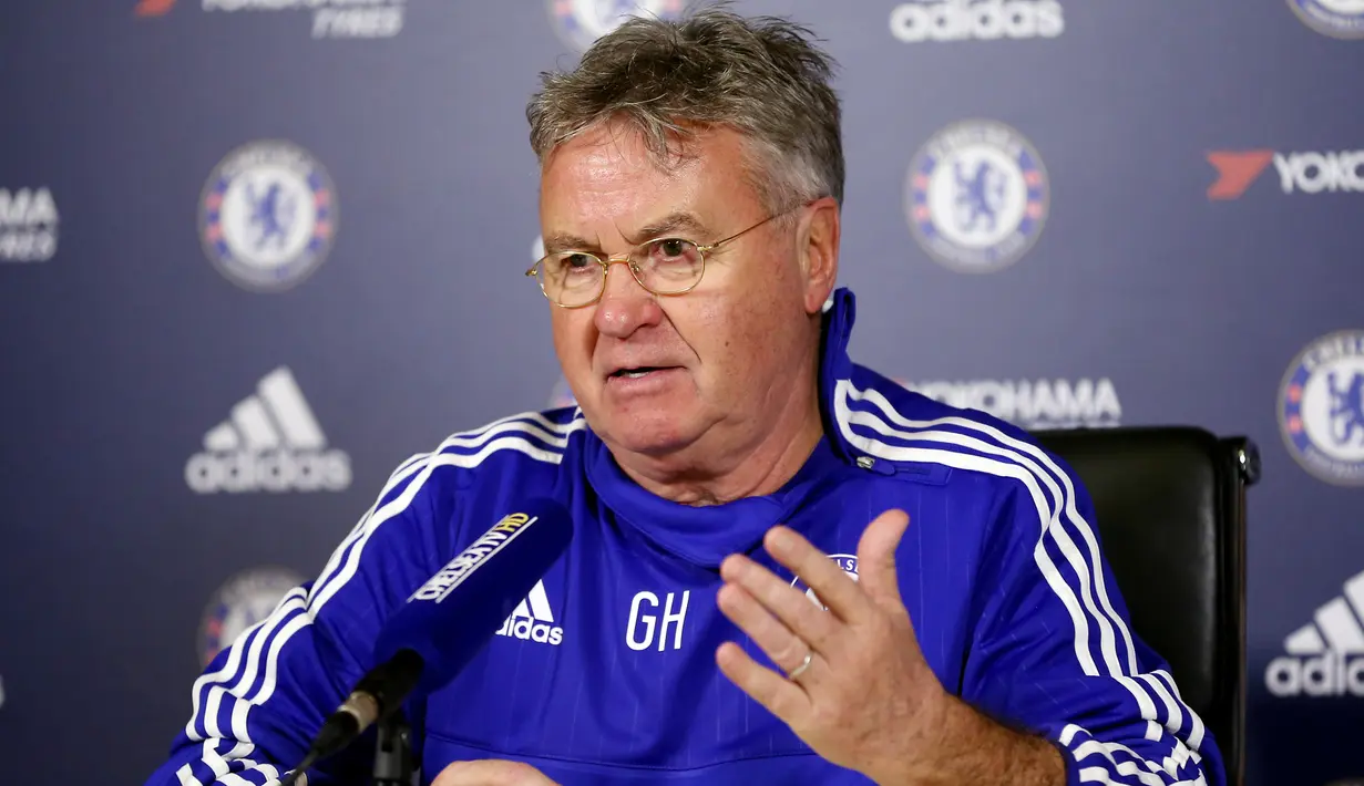 Pelatih Chelsea yang baru Guus Hiddink saat melakukan konferensi pers di tempat latihan Chelsea, Inggris, (23/12). Sebelumnya ia pernah melatih Chelsea pada 2009. (Reuters/Matius Childs)