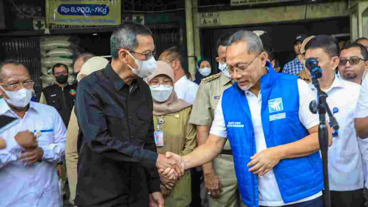 Pj Gubernur DKI Jakarta Heru Budi Hartono bersama Menteri Perdagangan (Mendag) RI, Zulkifli Hasan meninjau Pasar Induk Beras Cipinang