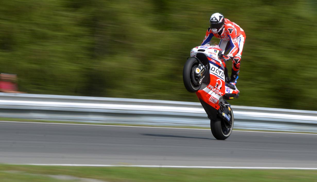 Pebalap OCTO Pramac Racing, Scott Redding beraksi dengan mengangkat ban depan saat sesi latihan bebas di Sirkuit Brno, (4/8/2017). Marc Marquez menjadi juara pada balapan tersebut. (AFP/Michal Cizek) 