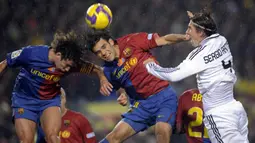 Bek Barcelona, Rafael Marquez, duel udara dengan bek Real Madrid, Sergio Ramos, pada laga La Liga di Camp Nou, Sabtu (13/12/2014). Eks bintang Barcelona ini mendapat sanksi dari Departemen Keuangan AS karena kasus narkoba. (AFP/Philippe Desmazes)