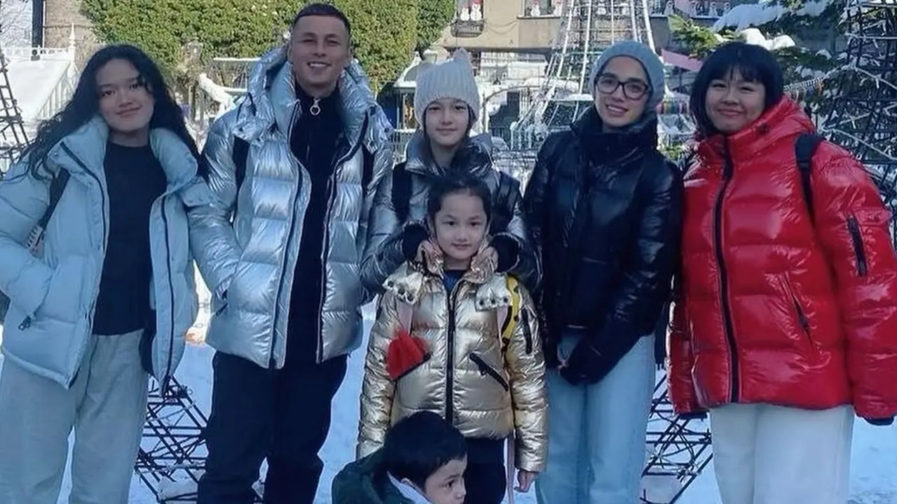 Momen Keluarga Ussy Sulistiawaty dan Andhika Pratama Liburan ke Jepang, Seru