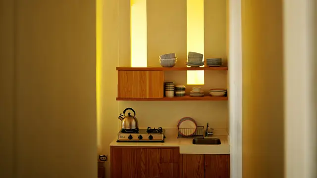 Desain Jendela Kecil untuk Dapur Sederhana (AI)