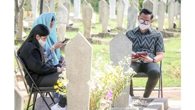6 Momen AHY Ziarah 1 Tahun Kepergian Ani Yudhoyono, Cerita Didatangi Lewat Mimp