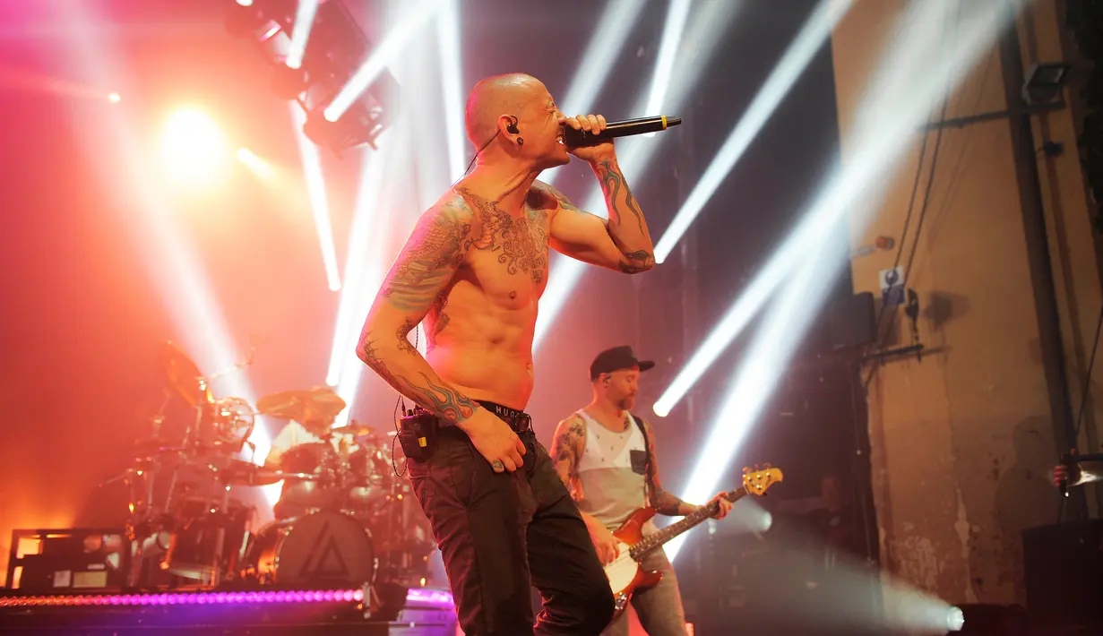 Aksi panggung Bennington bersama Linkin Park di acara Bxiton Academy, London, Rabu (5/7). Dalam lagu ‘Heavy’ yang dirilis pada awal tahun, sebagian besar liriknya ditulis oleh Chester Bennington dan menceritakan tentang depresi. (STAR MAX via AP)