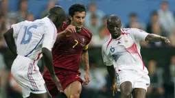 Luis Figo. Eks sayap kanan berusia 49 tahun yang pensiun pada Juli 2009 bersama Inter Milan ini tercatat mengoleksi total 127 caps bersama Timnas Portugal dengan torehan 32 gol dan 32 assist sejak melakukan debut pada 16 Oktober 1991. Di ajang Piala Dunia ia tampil dalam 2 edisi pada 2002 dan 2006. Bermain dalam 10 laga pada dua edisi tersebut, ia hanya mencatatkan 5 kali assist tanpa mencetak satu gol pun. (AFP/Odd Andersen)