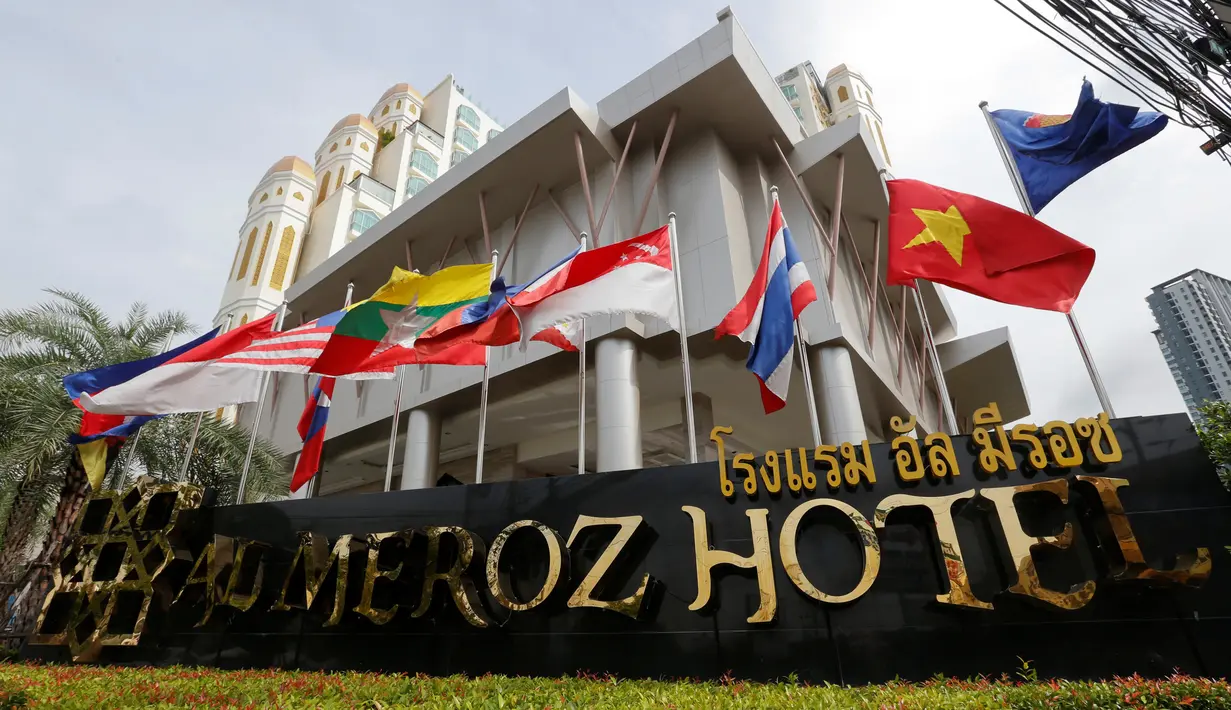 Bagian depan bangunan hotel Al Meroz, Bangkok, (29/8). Ibu kota Thailand, Bangkok, kini memiliki hotel halal yang pertama untuk menarik minat wisatawan Muslim ke negara dengan mayoritas penduduk umat Buddha tersebut. (REUTERS/Chaiwat Subprasom)