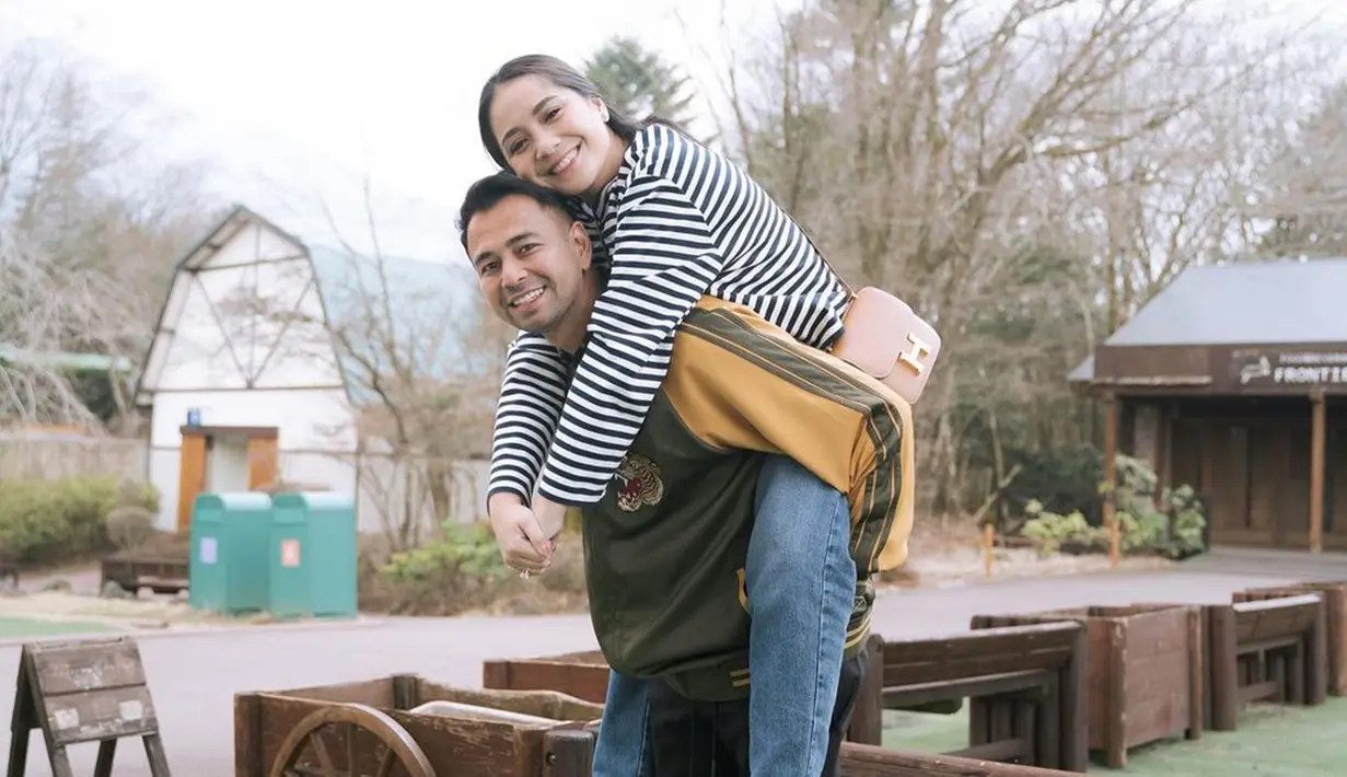 <p>Potret mesra pasangan selebriti ini mencuri perhatian. Raffi nampak menggendong sang istri dari belakang. Keduanya tersenyum ke arah kamera, nampak begitu manis dan romantis. Tak heran jika banyak netizen yang baper. (Liputan6.com/IG/@raffinagita1717)</p>