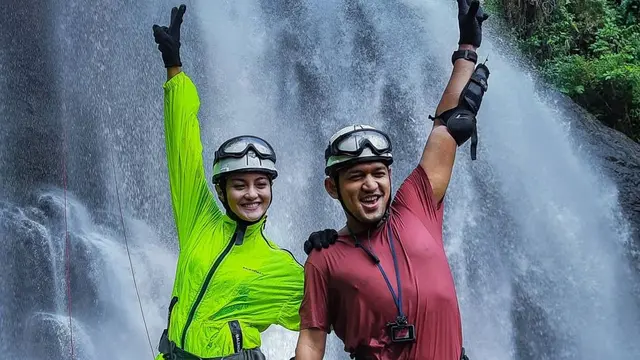 Bareng Ibnu Jamil, Ini 7 Momen Ririn Ekawati Lakukan Olahraga Ekstrem di Air Terjun