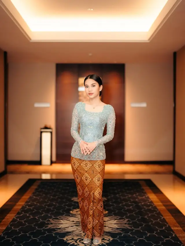 6 Momen Kebaya Azizah Salsha yang Memikat, Elegan dalam Balutan Kain Tradisi