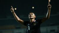 Pemain Timnas Indonesia, Dimas Drajad melakukan selebrasi usai mencetak gol ketiga ke gawang Timnas Curacao dalam laga uji coba FIFA Matchday antara Timnas Indonesia menghadapi Curacao di Stadion Gelora Bandung Lautan Api (GBLA), Bandung, Jawa Barat, Sabtu (24/9/2022) malam WIB. (Bola.com/Bagaskara Lazuardi)