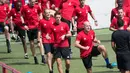 Para wasit melakukan pemanasan saat menjalani sesi latihan di Moskow, Rusia, Selasa (12/6). Persiapan dilakukan para wasit untuk menjaga kebugaran saat pertandingan turnamen Piala Dunia 2018 Rusia. (AP Photo/Pavel Golovkin)