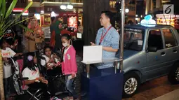 Anak-anak berkebutuhan khusus dan kurang mampu sedang antri masuk taksi menyambut Hari Anak Nasional di Wahana KidZania Jakarta, Jumat (21/07). Kegiatan ini memberikan inpirasi agar mereka optimis meraih masa depan. (Liputan6.com/Pool)