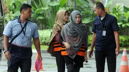 Dua tersangka penerima suap anggota DPRD Kota Malang Tri Yudiani (kedua kanan) dan Sulik Lestyowati (kedua kiri) tiba untuk menjalani pemeriksaan oleh penyidik di gedung KPK, Jakarta, Senin (23/4). (Merdeka.com/Dwi Narwoko)