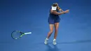 Petenis Denmark, Caroline Wozniacki melempar raketnya dengan frustasi di babak ketiga Australia Terbuka 2018, Jumat (19/1). Wozniacki kecewa dengan keputusan wasit yang saat dirinya bertanding melawan petenis Belanda, Kiki Bertend. (WILLIAM WEST/AFP)